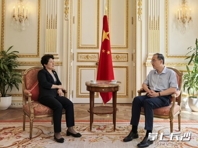 6月19日，吴桂英与中国驻法国大使邓励进行工作会谈。