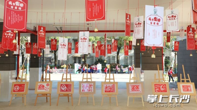 2024年3月29日，一场别开生面的“我为雷锋写首诗”诗歌展在长沙市开福区四方坪小学举行，拉开了“学习强国”长沙学习平台进校园系列活动序幕。 长沙晚报通讯员 李毅 摄