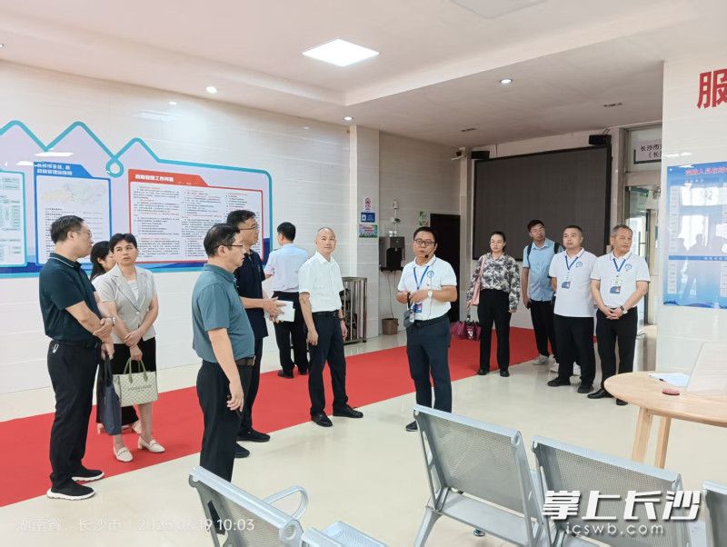 参观人员实地考察了站内硬件设施与服务流程。
