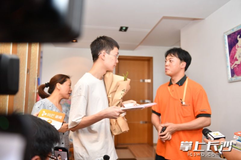 7月14日上午，一封来自清华大学的录取通知书，送到了考生张乐天的手中。照片均为长沙晚报全媒体记者 王志伟 摄