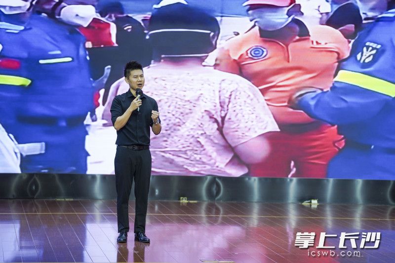 长沙晚报全媒体记者王智勇分享了报道小组用镜头寻找“微光”的故事