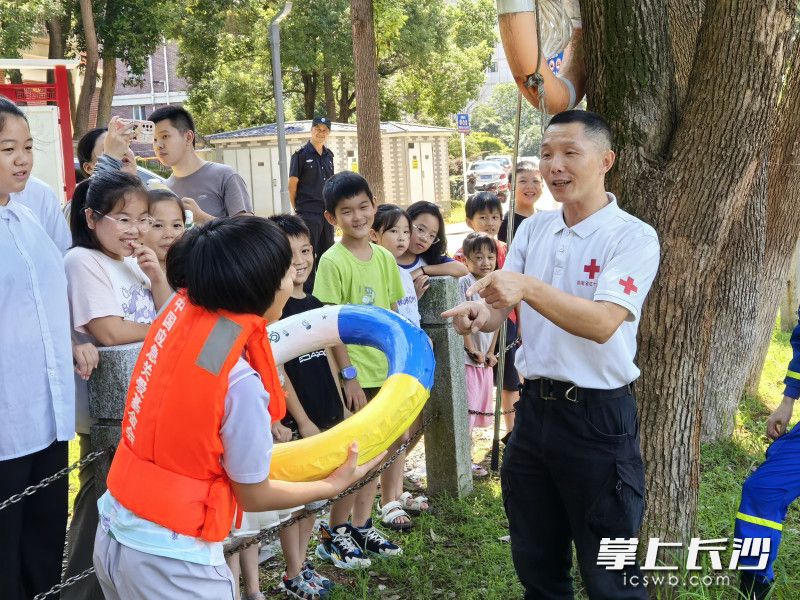 金灿给学生讲解应急救护知识。