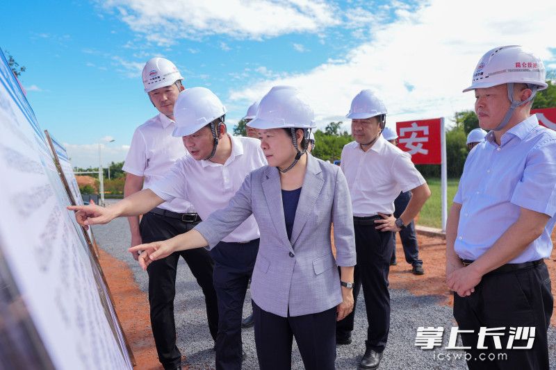 吴桂英来到G4京港澳高速扩容项目（长株段）永安特大桥施工现场。 均为长沙晚报全媒体记者郭雨滴摄