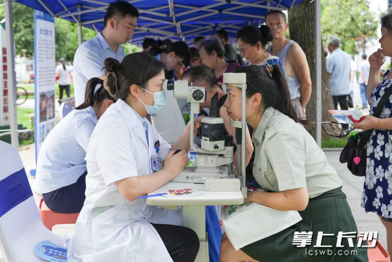各行业协会和爱心企业代表现场为居民进行免费服务。