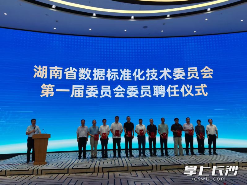 委员接受聘书。