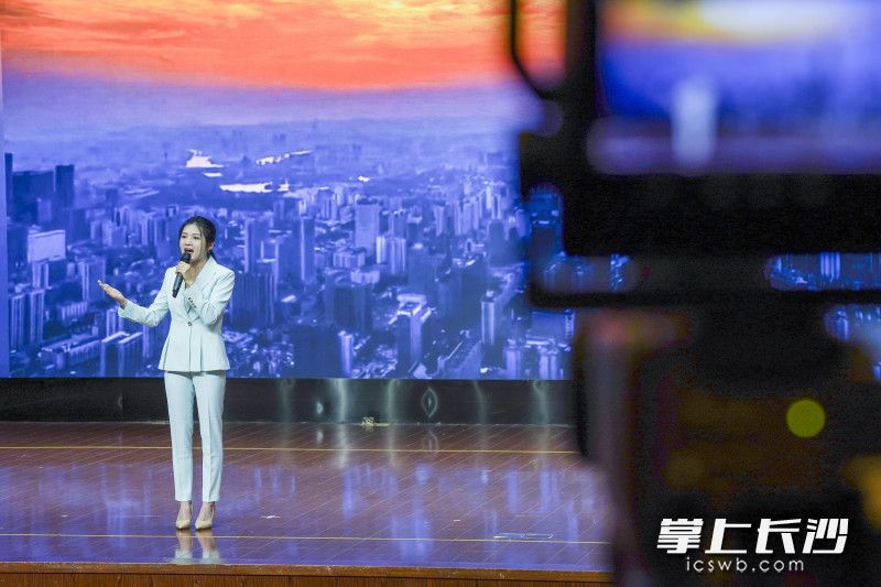 星辰在线记者田也讲述的是一群“来自万里之外，来长沙安家”的外国友人的故事。
