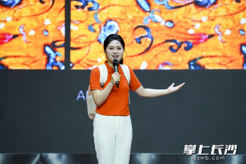 长沙市广播电视台记者叶芊仪身背双肩包，讲述了年轻创业者的故事。