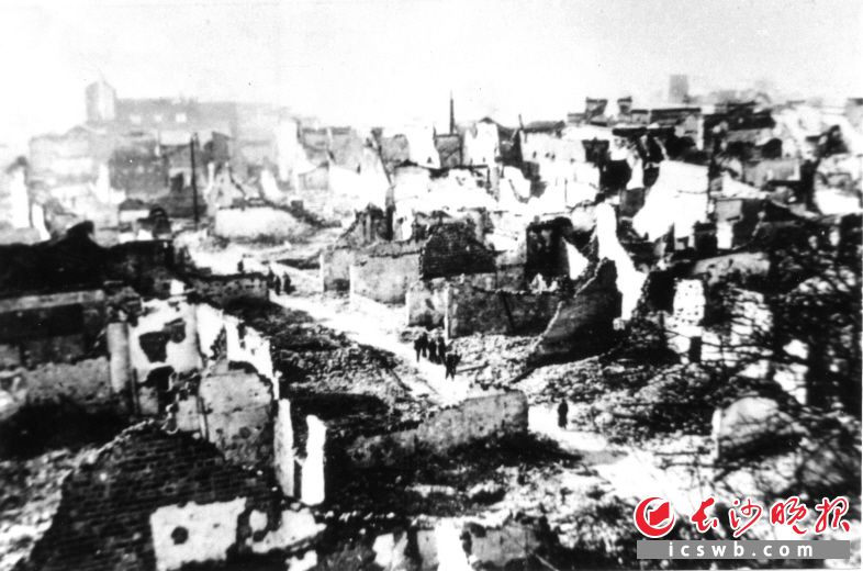 第三篇章 日军暴行 罄竹难书 1938年文夕大火后长沙城一片废墟。