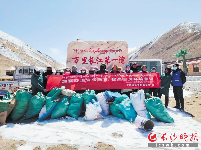 叶青村“绿源”党支部组织捡垃圾活动。