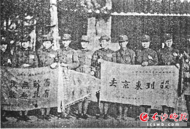 第一篇章 烽火初起 救亡图存 1937年,湘籍女作家谢冰莹在长沙号召女护士和女学生成立湖南妇女战地服务团,乘火车前往上海参加战地服务。
