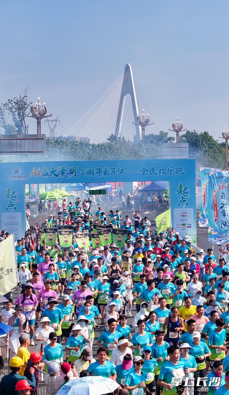 市民期待已久的大泽湖近自然湿地公园，于5月底开园后，人气暴涨。