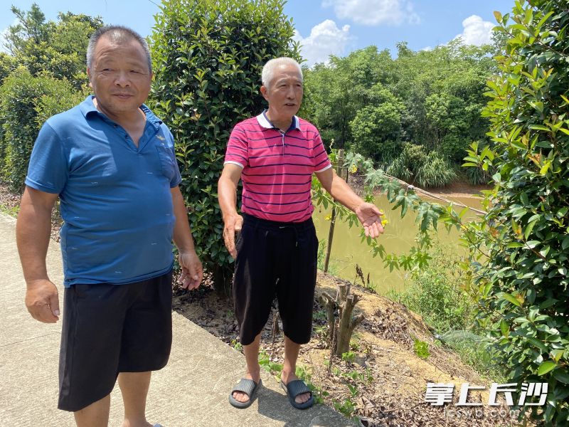 长沙县特立村村民熊其林（左）、郭金刚当年是周海斌救人牺牲事件的目击者。