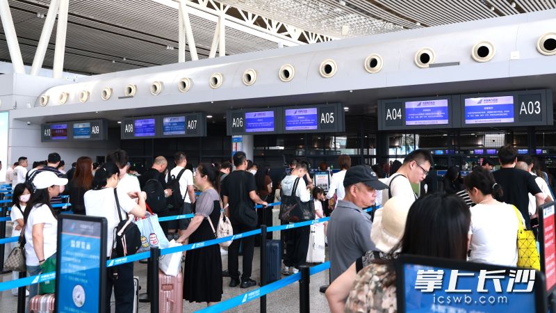 目前，航空市场持续升温，国际、国内热门航线客座率均表现强劲。