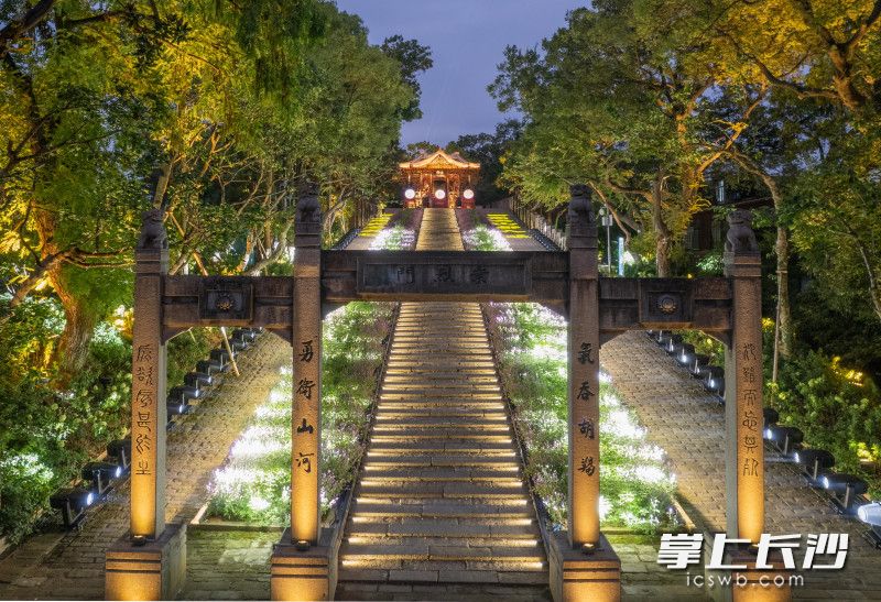 崇烈门。