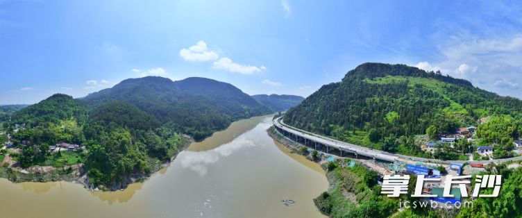 三面环水、一面环山的艾家村地理位置优渥。自贡市融媒体中心记者 芶思 摄