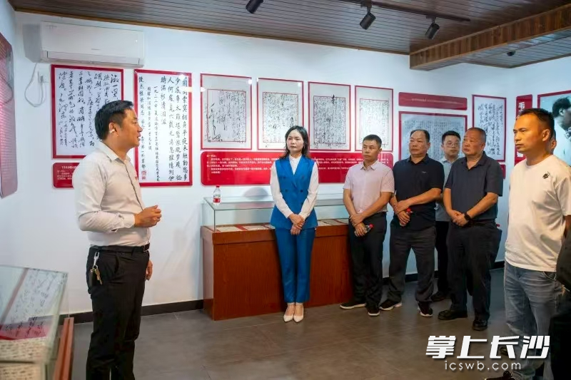 大家在湘江新区白箬铺镇淑一村参观。 市文明办供图