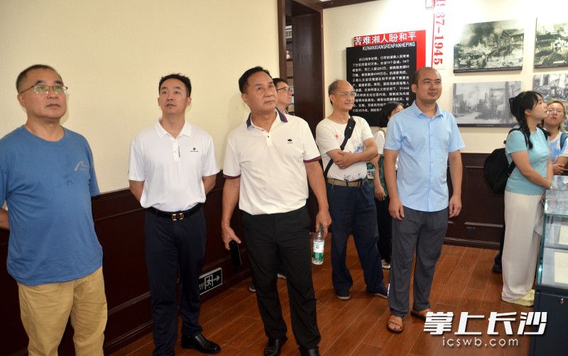 展厅里，市民在参观。