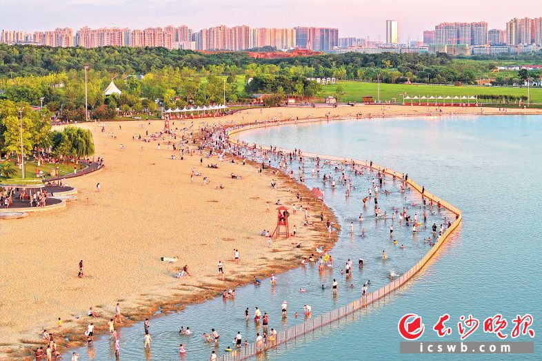　　松雅湖的金沙银滩上，众多市民游客在开心玩沙戏水。长沙晚报全媒体记者 王志伟 摄