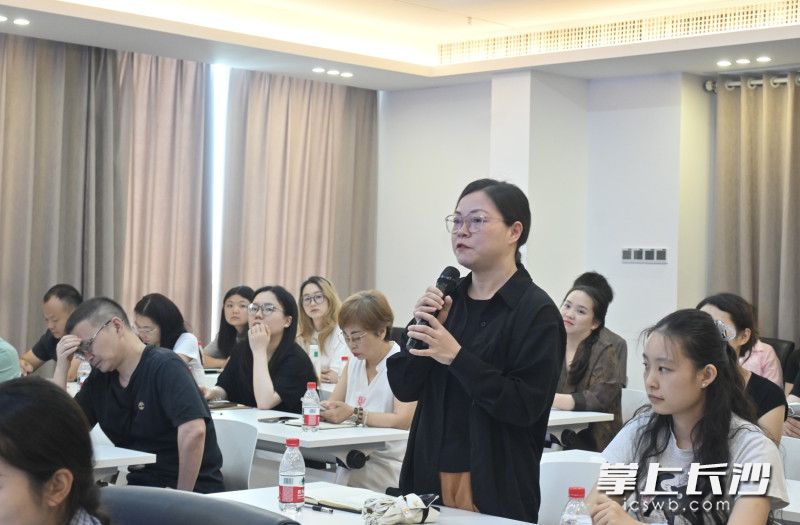 企业代表进行提问。