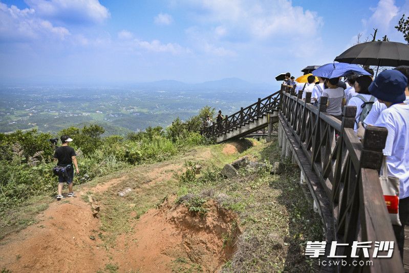 采访团探访影珠山抗战遗址公园。
