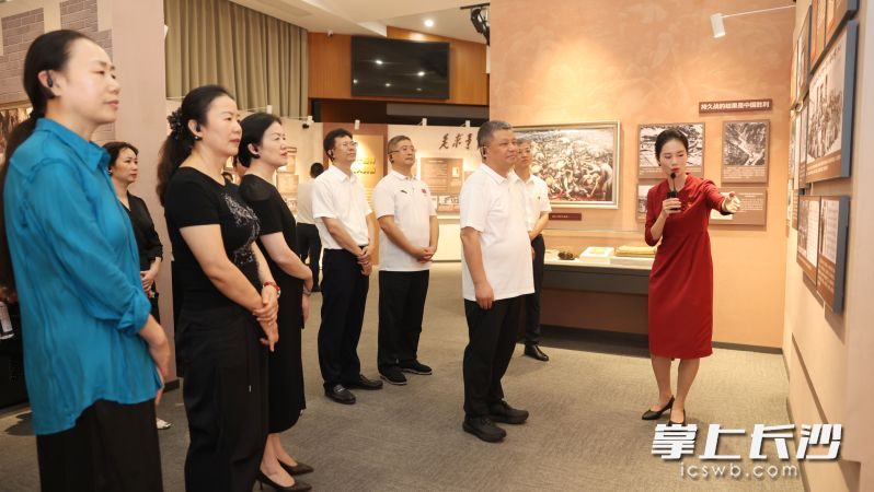 参观《思想的灯塔——毛泽东的抗战著述》主题展。