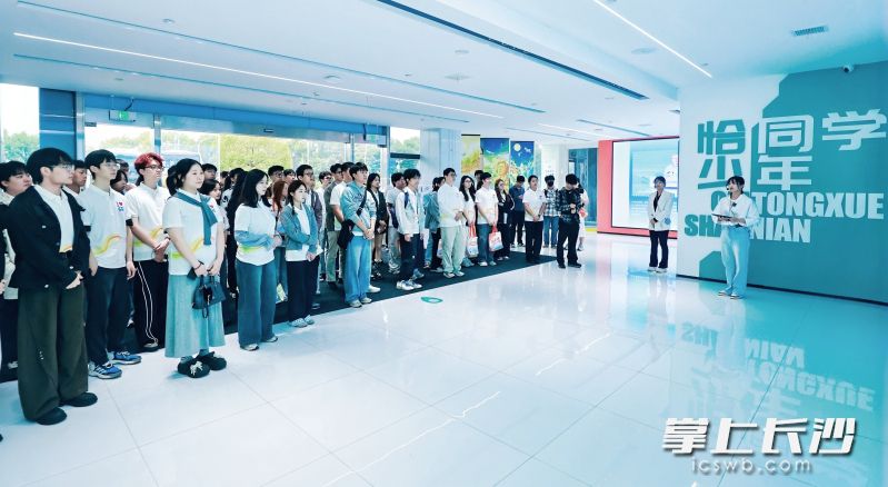 高校学子依次走进湖南湘江新区大学生创新创业园、斐视科技、圣湘生物、拓维信息及草花互动。