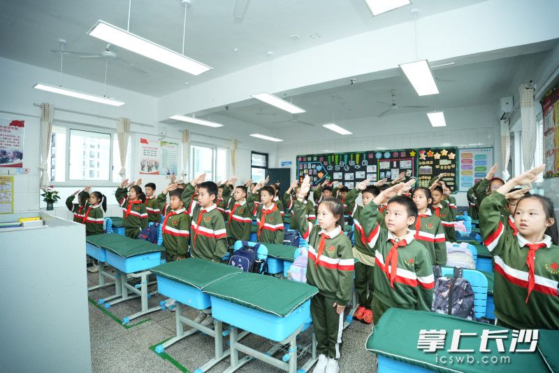 此次公开课推动国防教育走进课堂、走进心灵。