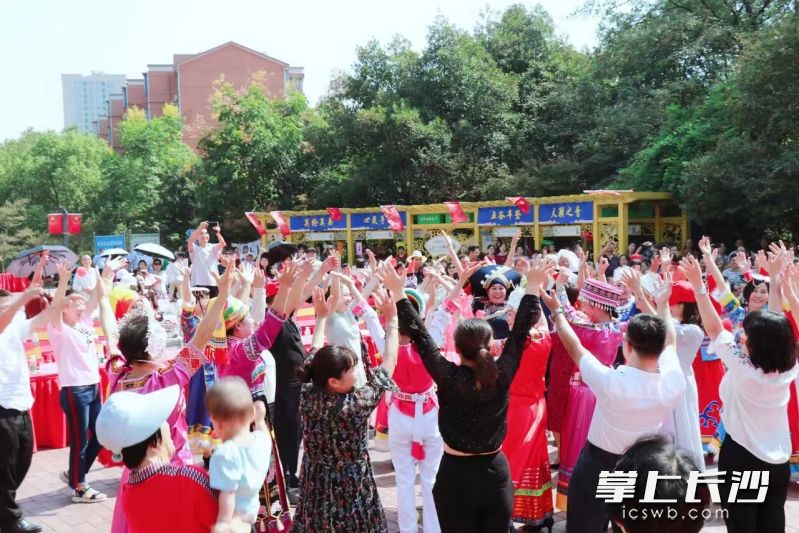 阳明山庄社区多民族同胞联欢活动现场。