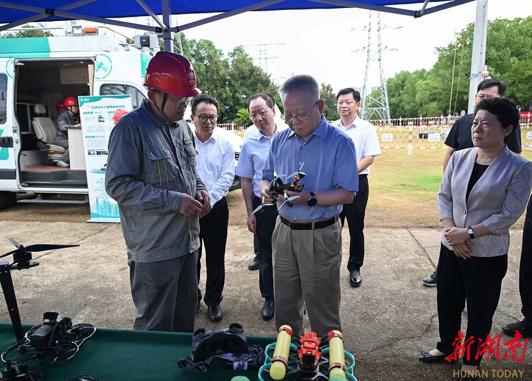 9月2日，沈晓明来到国网湖南电力公司带电作业与智能巡检技术装备基地调研。
