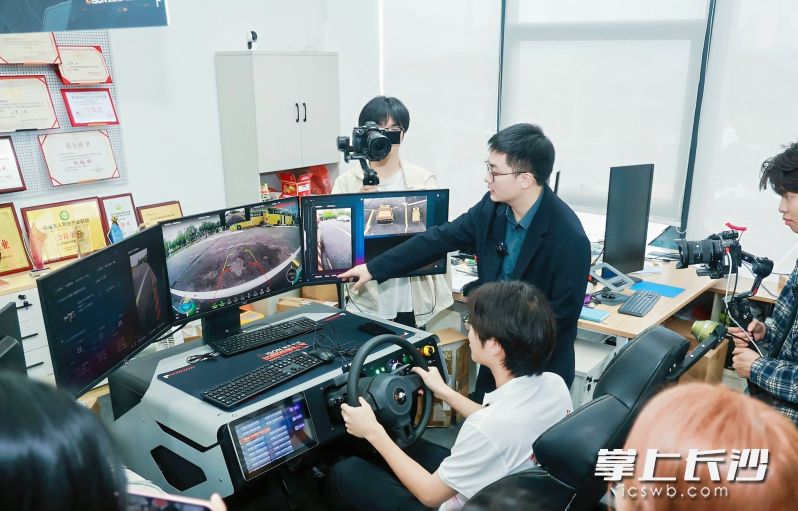 学子们在企业里展开沉浸式体验。