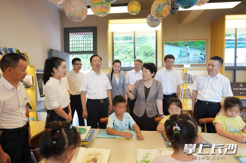 吴桂英走进湖南湘江新区白箬铺镇光明小学。