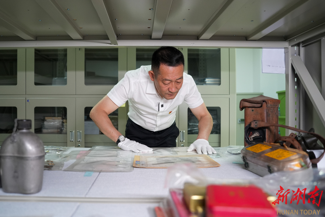 5月27日，吴建宏在库房整理沈宗桃捐赠的照片及其与泰勒的通信。湖南日报全媒体记者 辜鹏博 摄
