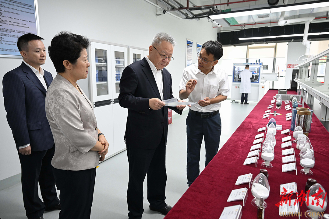 9月22日，沈晓明在紫金矿业新能源新材料研发基地调研。