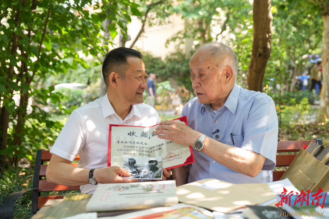 5月30日，上海。吴建宏(左)为沈宗桃颁发收藏证书。湖南日报全媒体记者 辜鹏博 摄