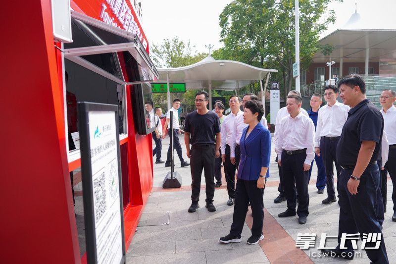 吴桂英在橘子洲景区检查旅游服务和安全管理工作。
