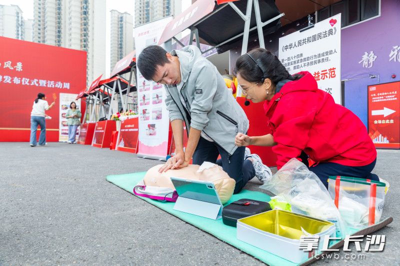 现场设置文明实践市集。 长沙晚报全媒体记者 董阳 摄