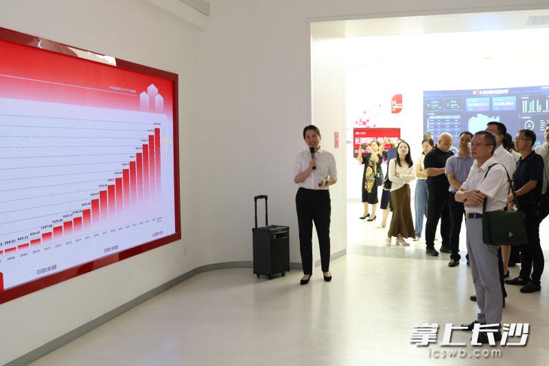 会员单位代表一行来到长沙银行总部的企业文化中心。长沙晚报通讯员 李政伦 摄