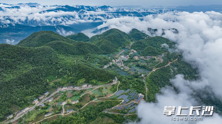 巴东县信陵镇土店子村雨后全景。 恩施日报全媒体记者 张正宇 摄