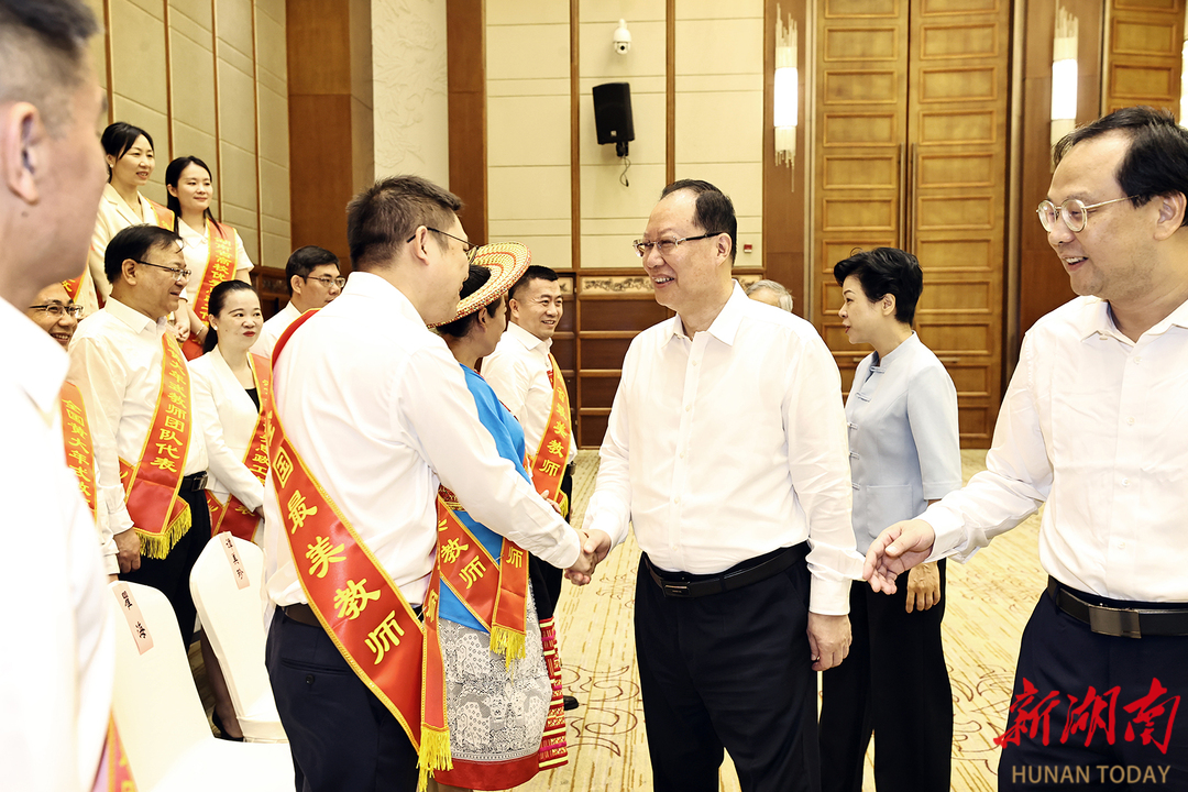 毛伟明与参会代表握手。 毛伟明与参会代表握手。