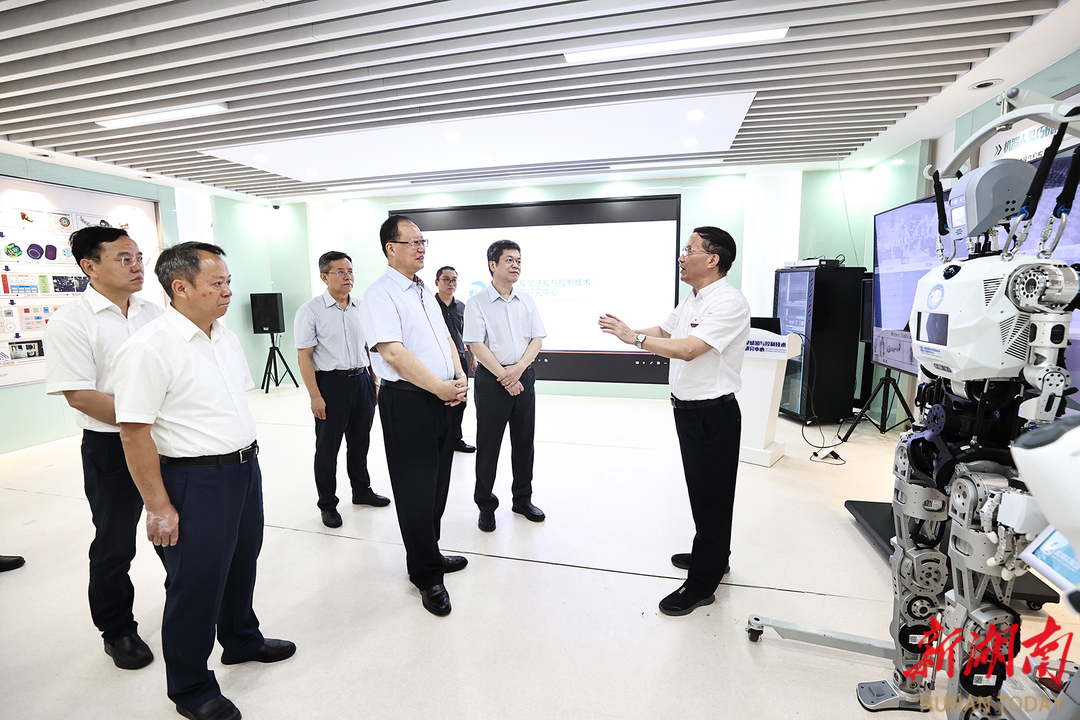 毛伟明参观机器人视觉感知与控制技术国家工程研究中心。 毛伟明参观机器人视觉感知与控制技术国家工程研究中心。