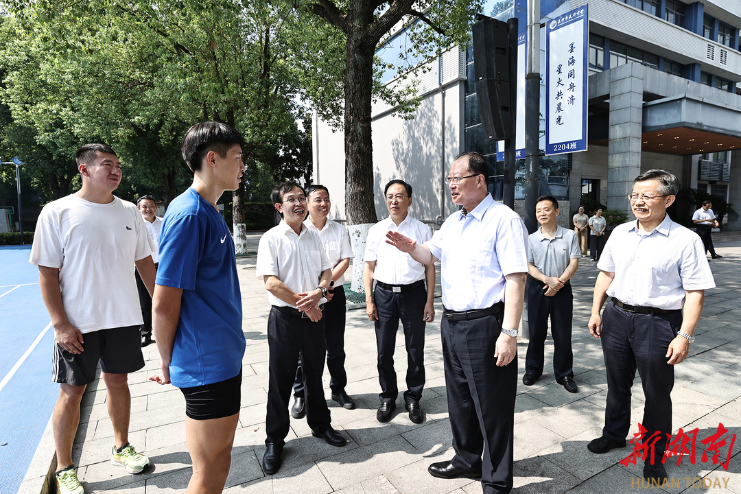 毛伟明在长郡中学与学生亲切交流。 毛伟明在长郡中学与学生亲切交流。