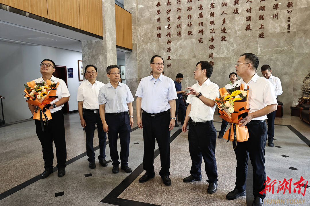 毛伟明了解长郡中学办学特色和成果。 毛伟明了解长郡中学办学特色和成果。