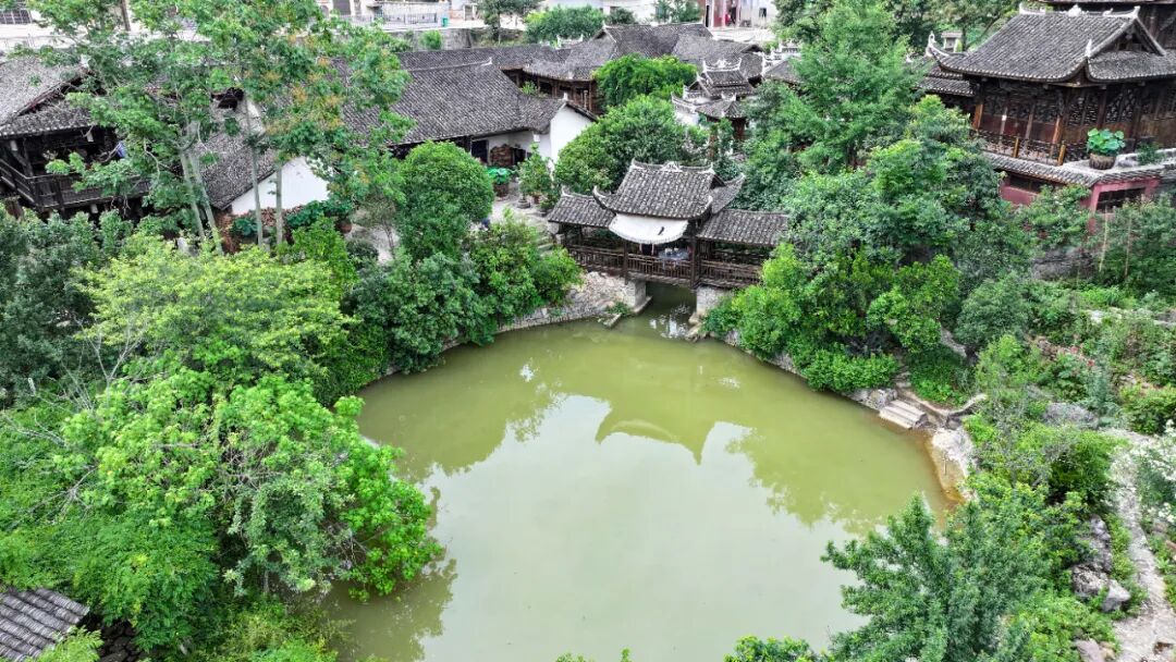 溪上美术馆民间卯榫结构建筑群。图/钱烨