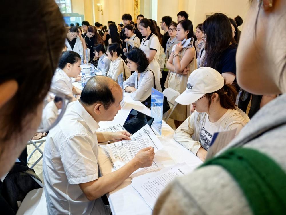 9月27日，“智汇潇湘 才聚湖南”上海站专场活动上，职业指导师在与求职学子交流。新华社记者周楠 摄
