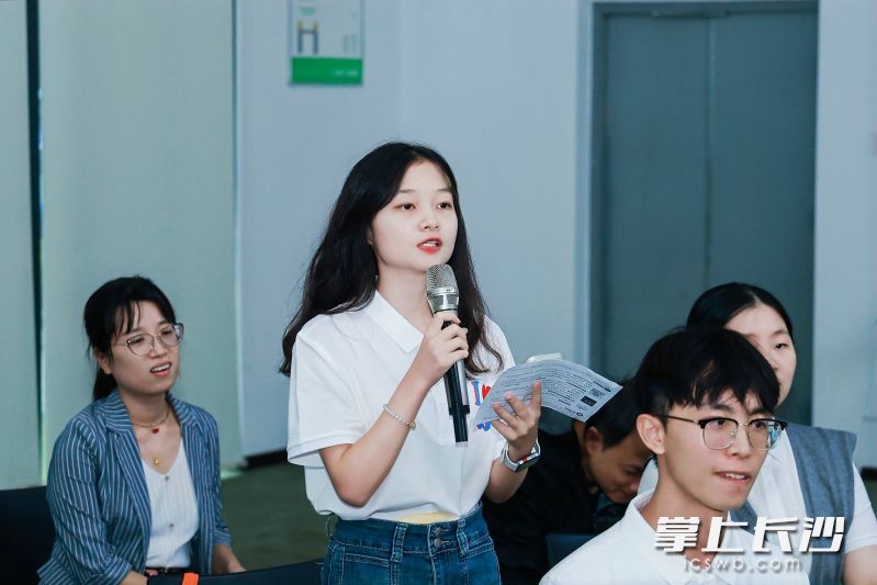 活动中的三分钟“青春宣言”环节，学子们踊跃发言。