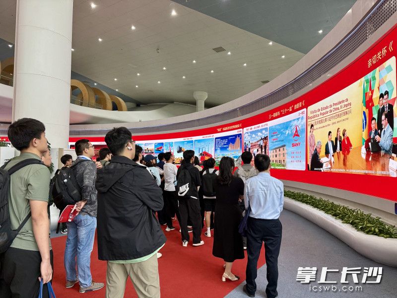 青年学子们走进三一集团、铁建重工等企业实地参观。