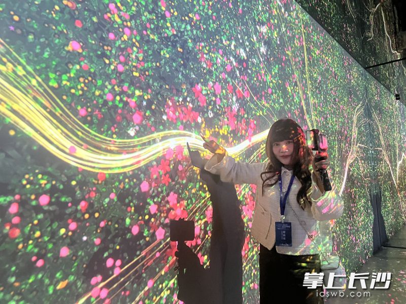 采访团一行在湖南湘江新区城市馆体验光影艺术。 长沙晚报全媒体记者 黄慧莹 摄 采访团一行在湖南湘江新区城市馆体验光影艺术。 长沙晚报全媒体记者 黄慧莹 摄