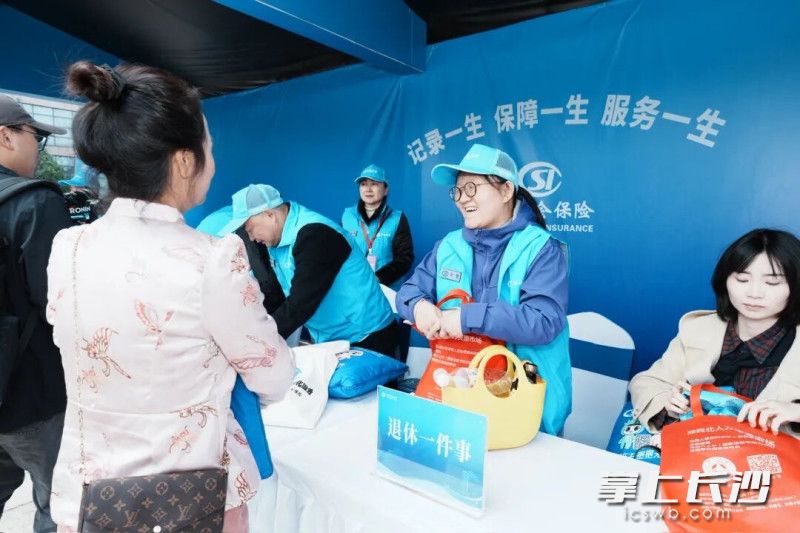 政策咨询解答区。 均为通讯员供图