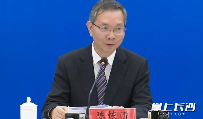 株洲市委副书记、市长陈恢清以“大力培育制造名城 加快建设幸福株洲”为主题在新闻发布会上作介绍。