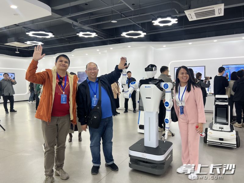 采访团一行感受长沙科技发展的蓬勃动力。 长沙晚报全媒体记者 黄慧莹 摄 采访团一行感受长沙科技发展的蓬勃动力。 长沙晚报全媒体记者 黄慧莹 摄